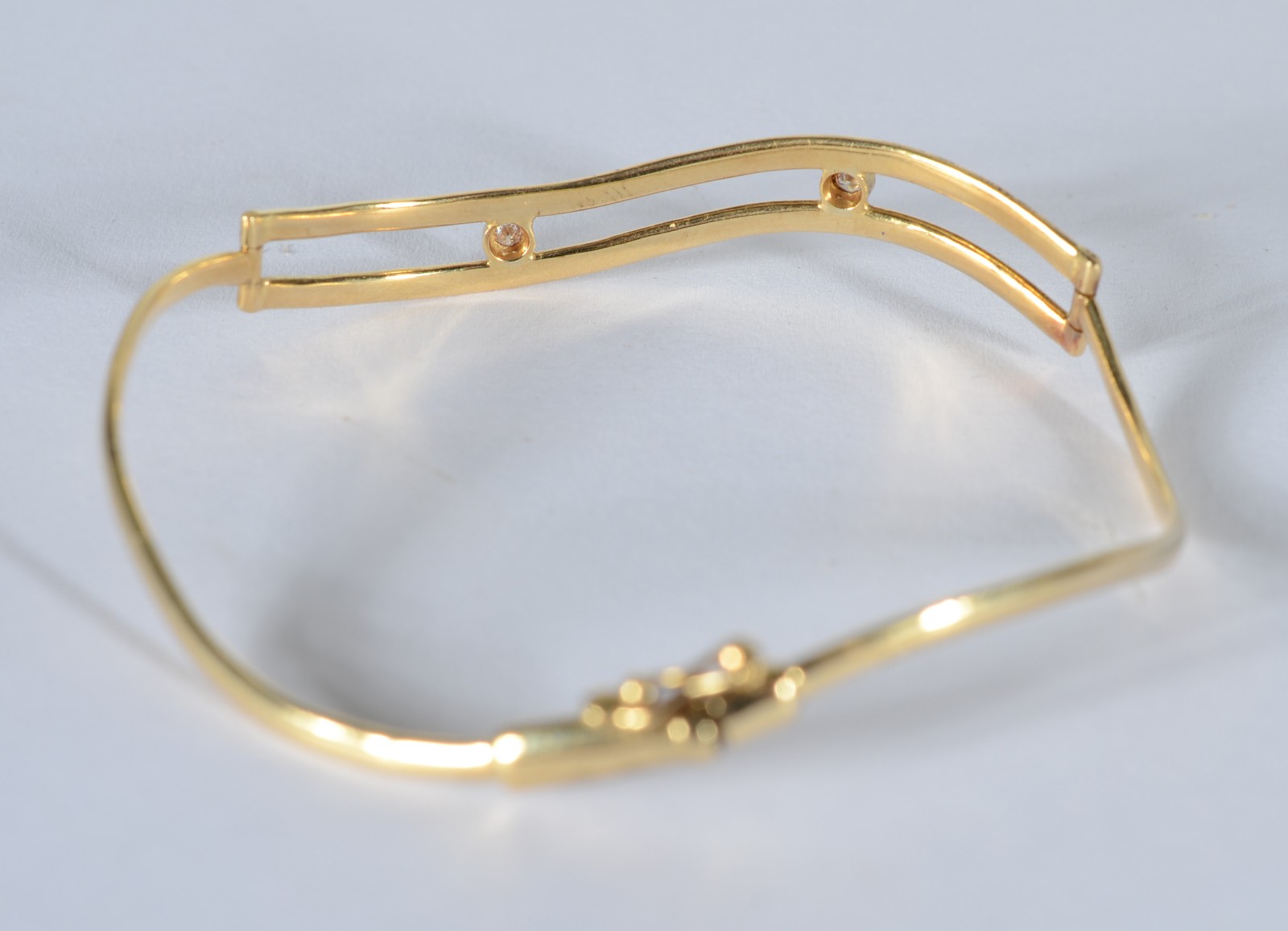 Pulseira de ouro 18 k., contraste 750 mls com dois brilhantes. (Por... - foto 6 de 6
