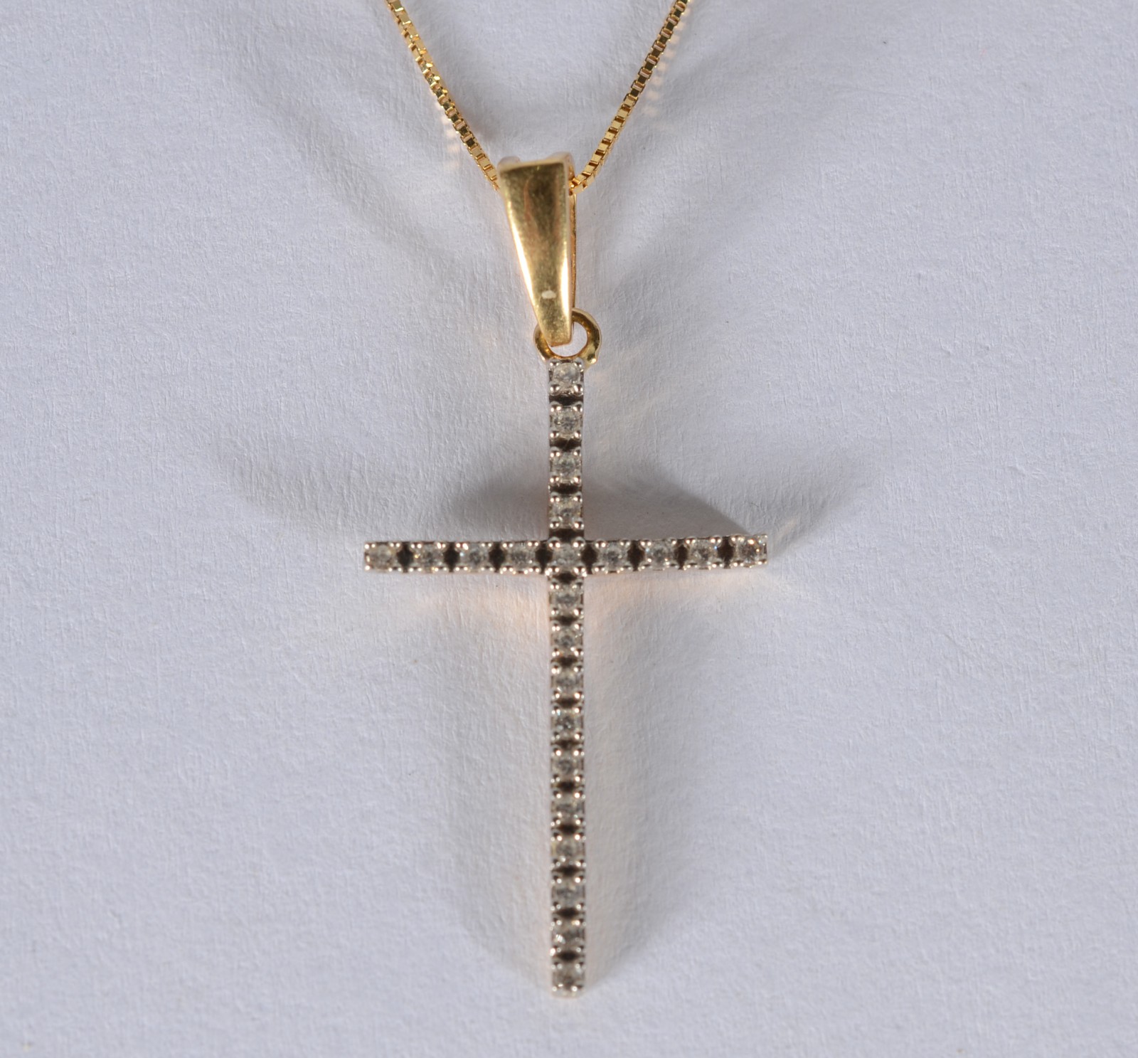 Colar de ouro 18 k., contraste 750 mls com crucifixo de ouro branco e... - foto 1 de 6