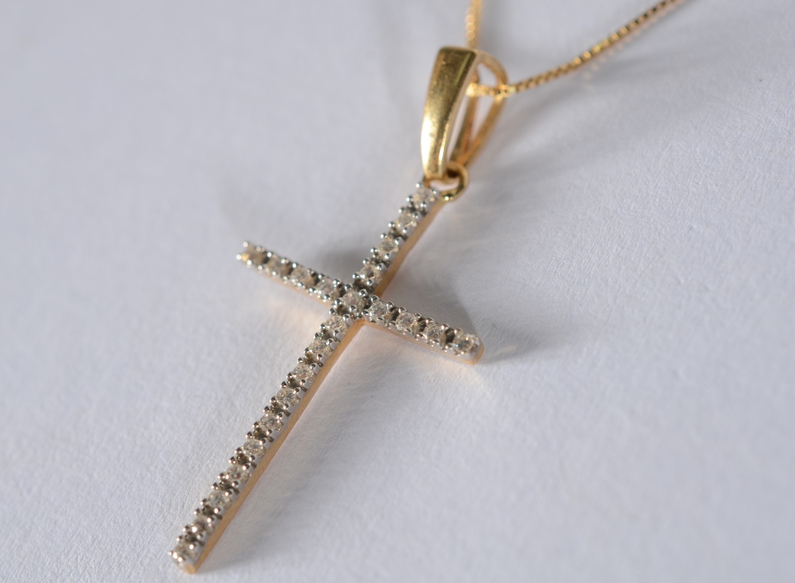 Colar de ouro 18 k., contraste 750 mls com crucifixo de ouro branco e... - foto 3 de 6