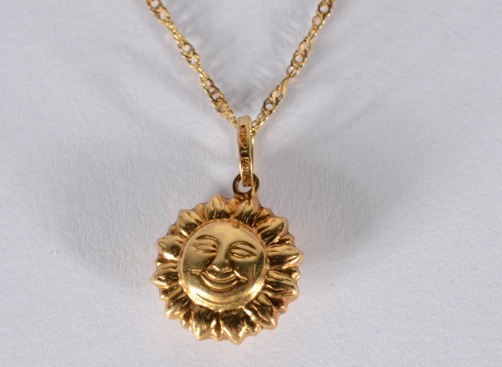 Colar com pendente feitio sol de ouro 18 k., contraste 750 mls. (Por... - foto 1 de 5