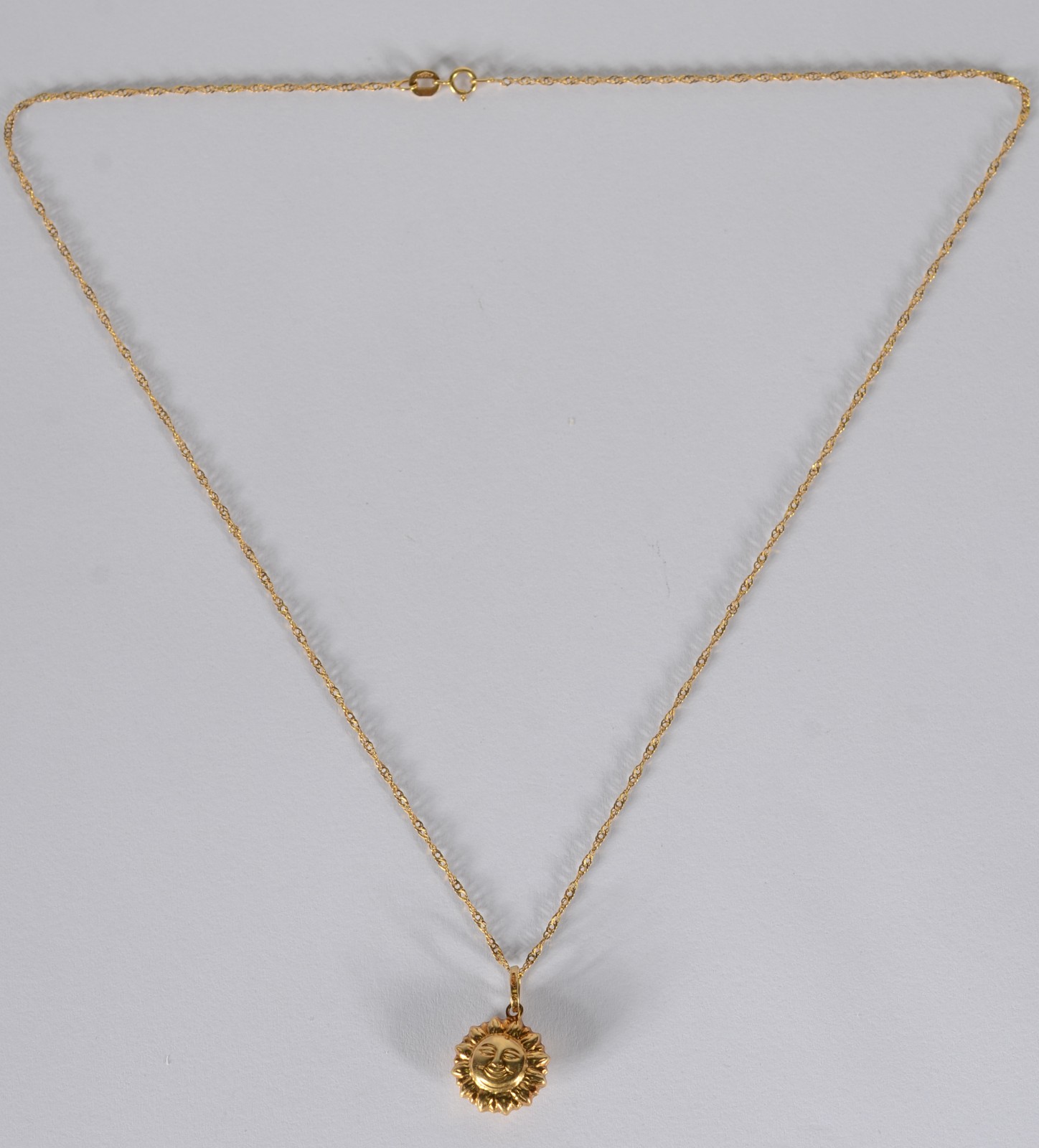 Colar com pendente feitio sol de ouro 18 k., contraste 750 mls. (Por... - foto 2 de 5