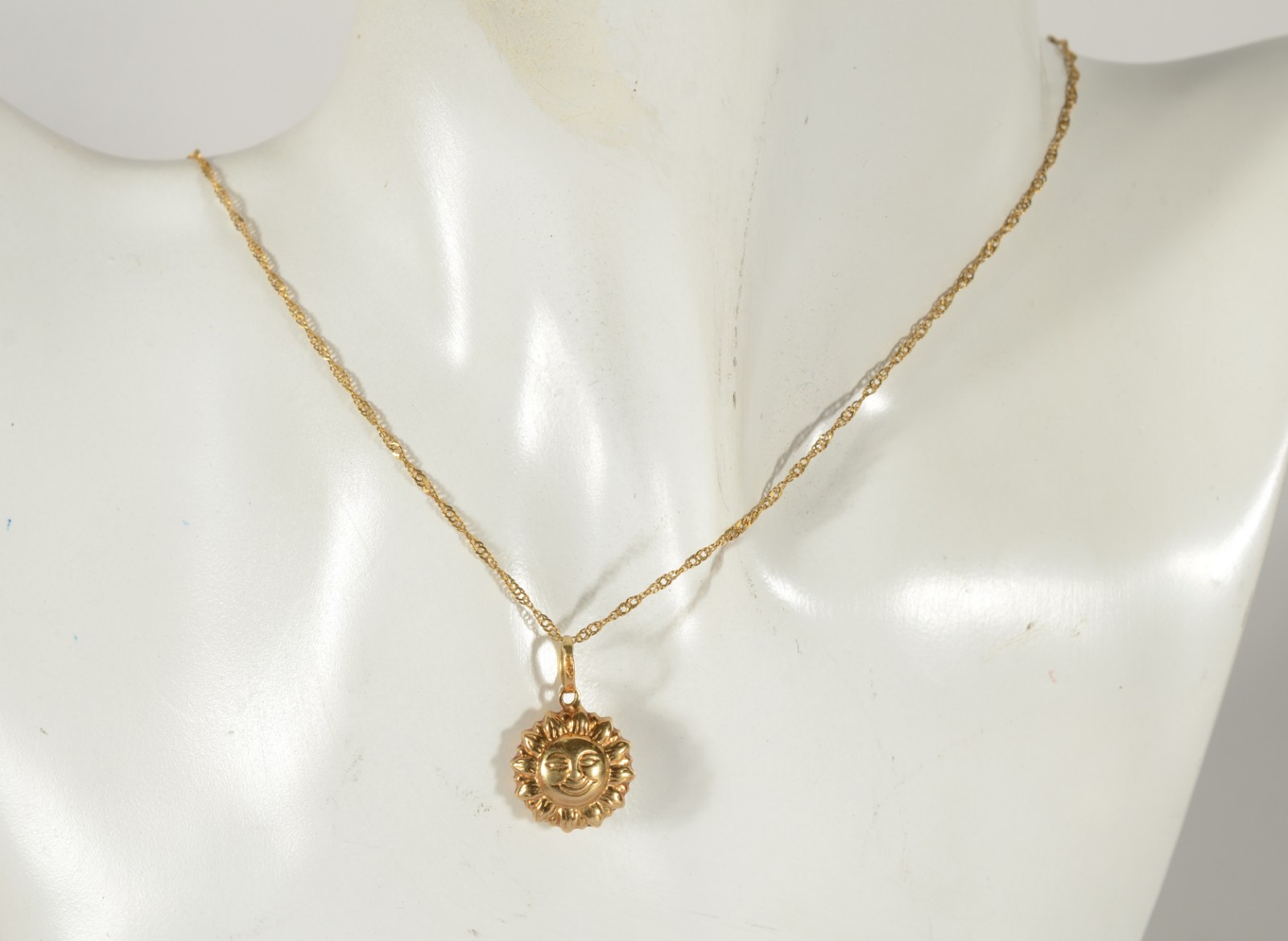 Colar com pendente feitio sol de ouro 18 k., contraste 750 mls. (Por... - foto 4 de 5