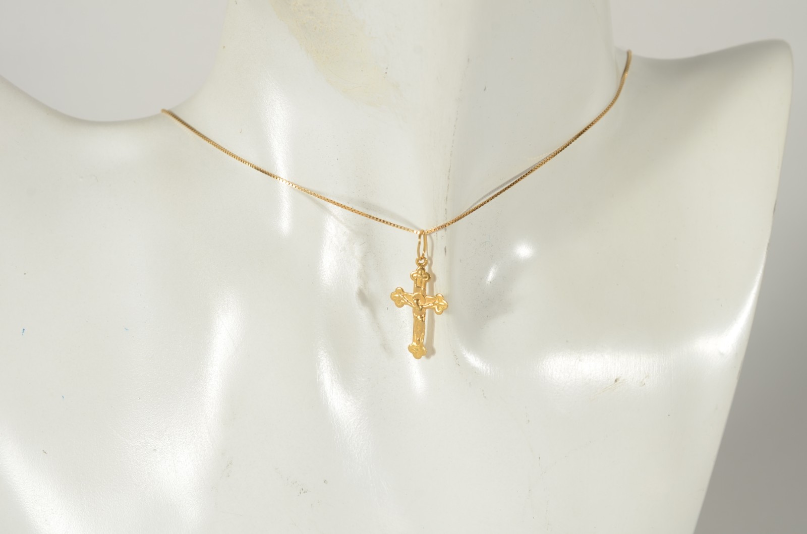Colar de ouro 18 k., com crucifixo. (Por motivos de segurança a peça... - foto 6 de 7