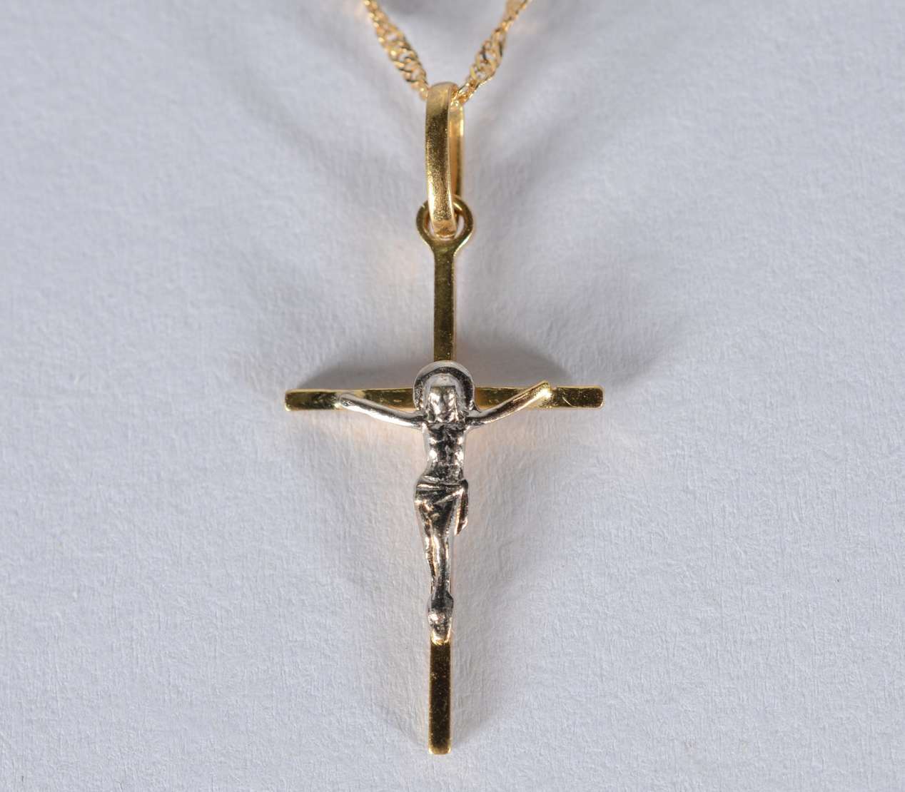 Colar com pendente feitio cruz de ouro 18 k., c... - Galeria Alphaville