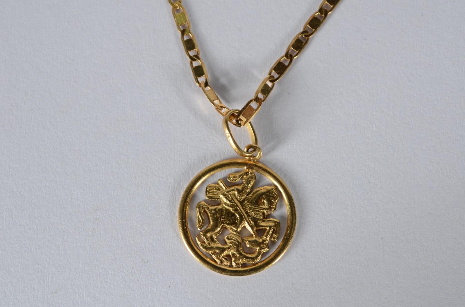 Colar com pendente de São Jorge de ouro 18 k., contraste 750 mls... - foto 1 de 5