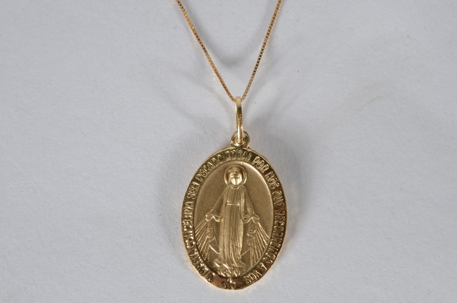 Colar de ouro 18 k., contraste 750 mls com pendente sacro. (Por... - foto 1 de 7