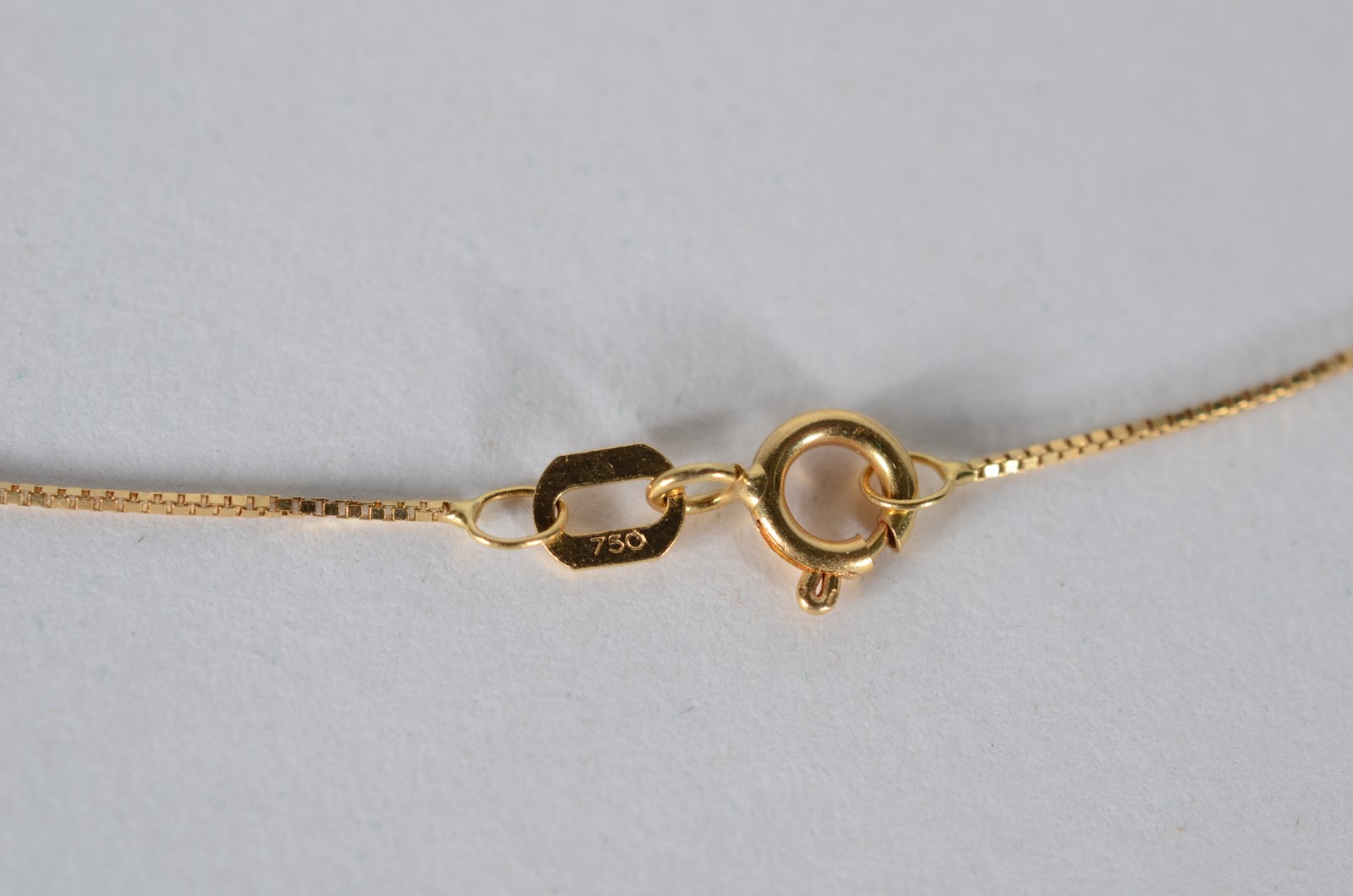 Colar de ouro 18 k., contraste 750 mls com pendente sacro. (Por... - foto 4 de 7
