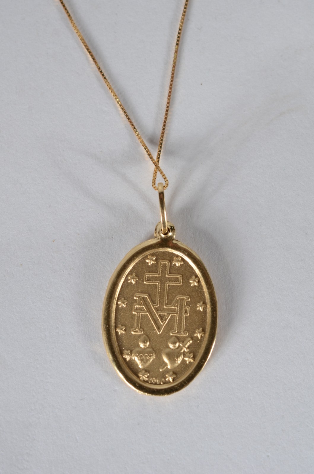 Colar de ouro 18 k., contraste 750 mls com pendente sacro. (Por... - foto 5 de 7