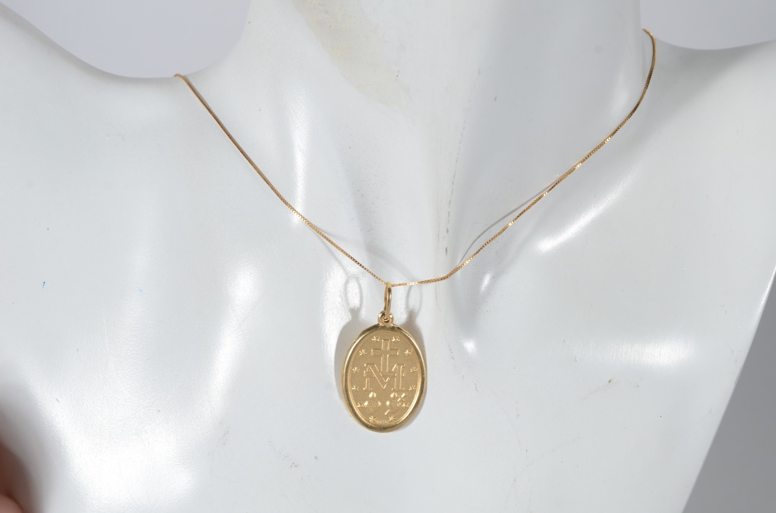 Colar de ouro 18 k., contraste 750 mls com pendente sacro. (Por... - foto 6 de 7