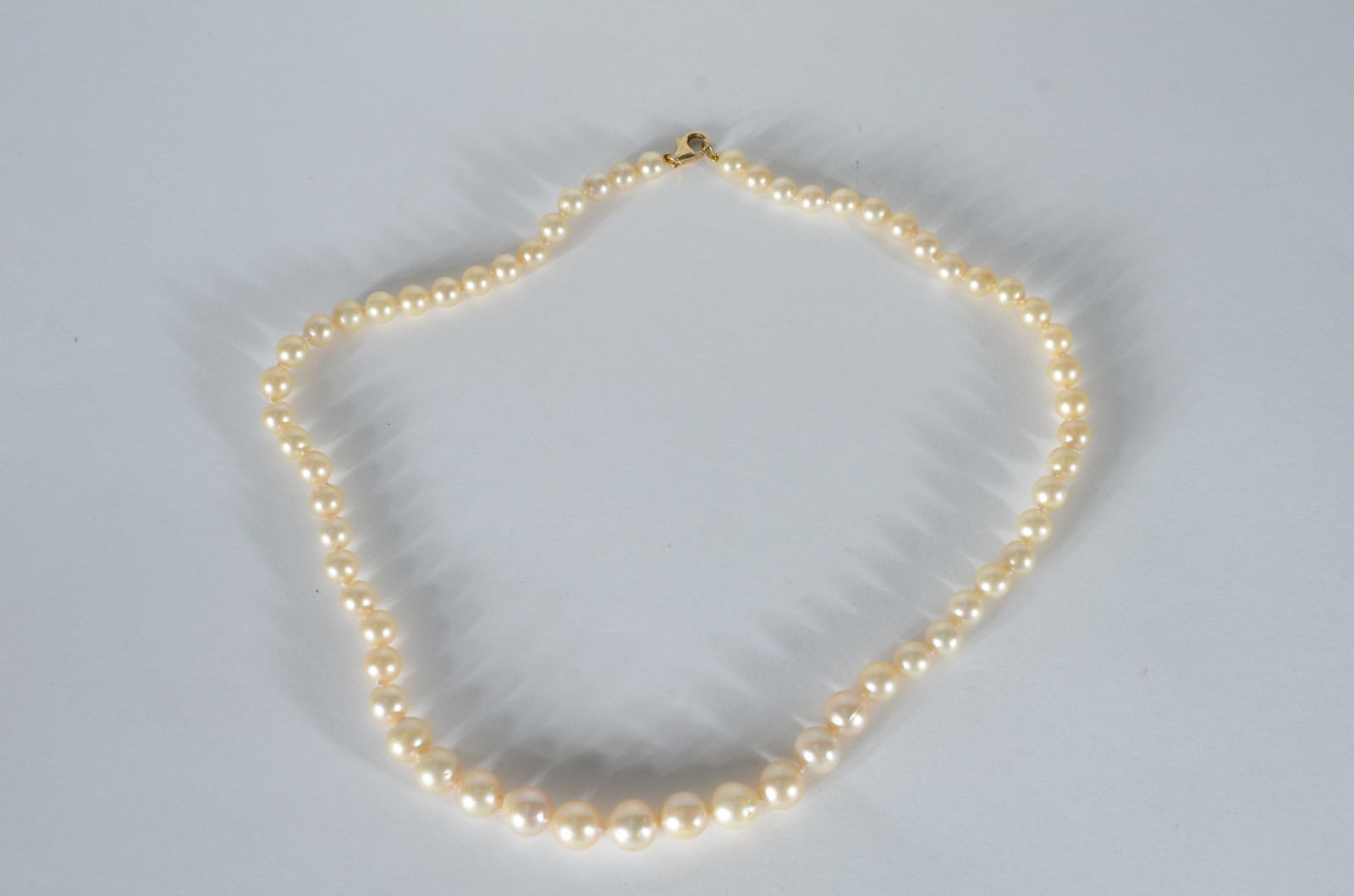 Colar de perolas degradê, fecho de ouro 18 k. (Por motivos de... - foto 1 de 5
