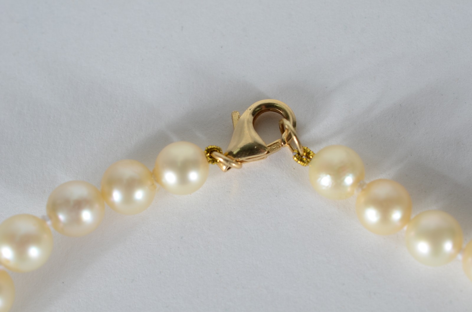 Colar de perolas degradê, fecho de ouro 18 k. (Por motivos de... - foto 3 de 5