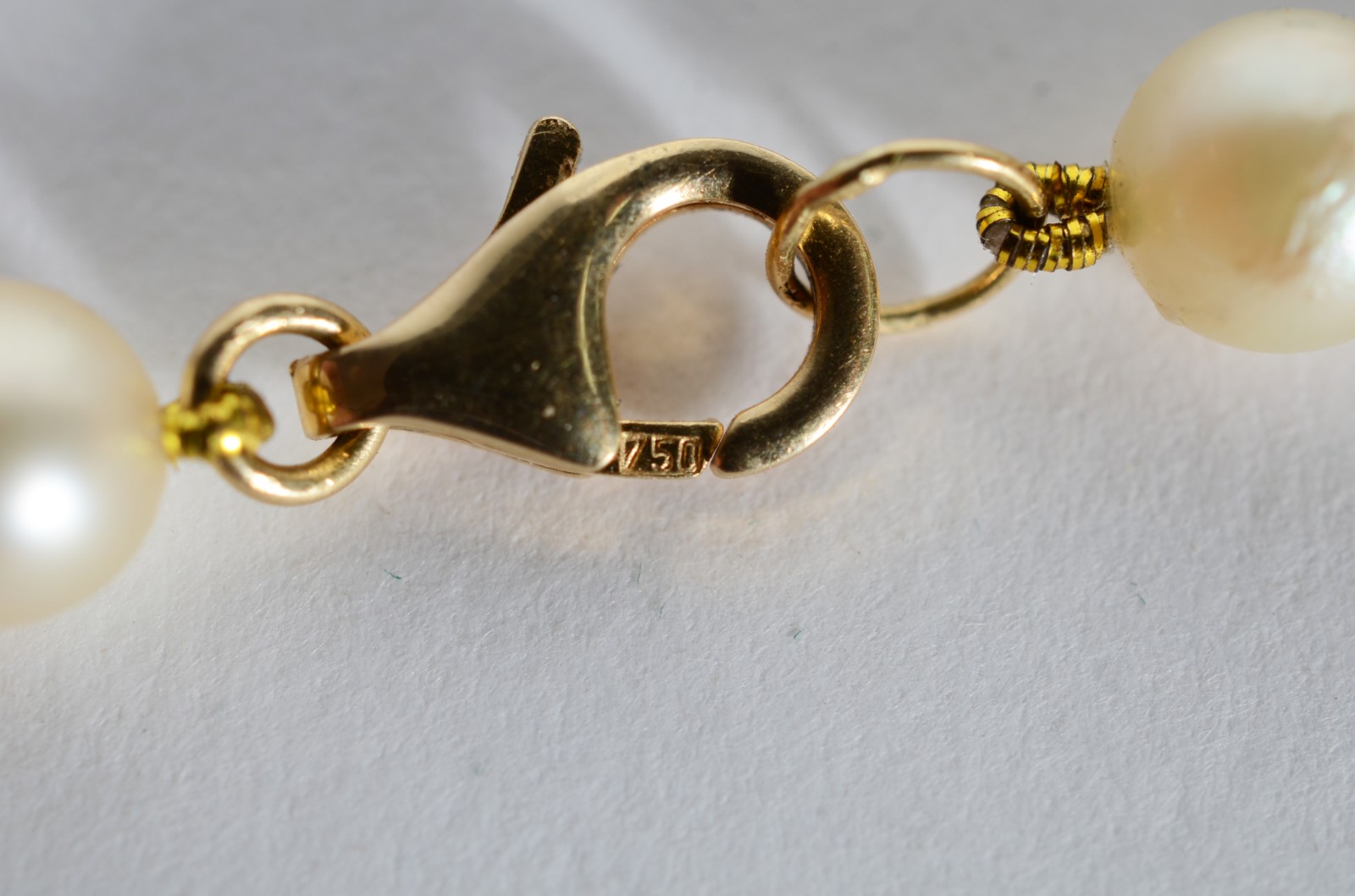 Colar de perolas degradê, fecho de ouro 18 k. (Por motivos de... - foto 4 de 5