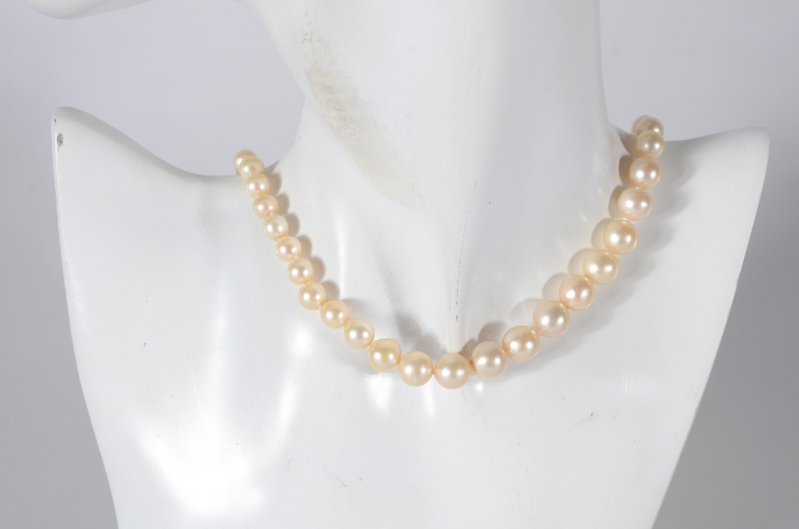 Colar de perolas degradê, fecho de ouro 18 k. (Por motivos de... - foto 5 de 5
