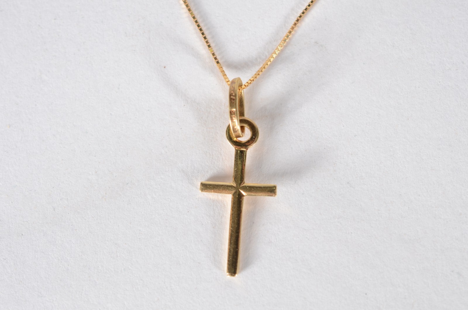 Colar com pendente de cruz de ouro 18 k., contraste 750 mls. (Por... - foto 1 de 6