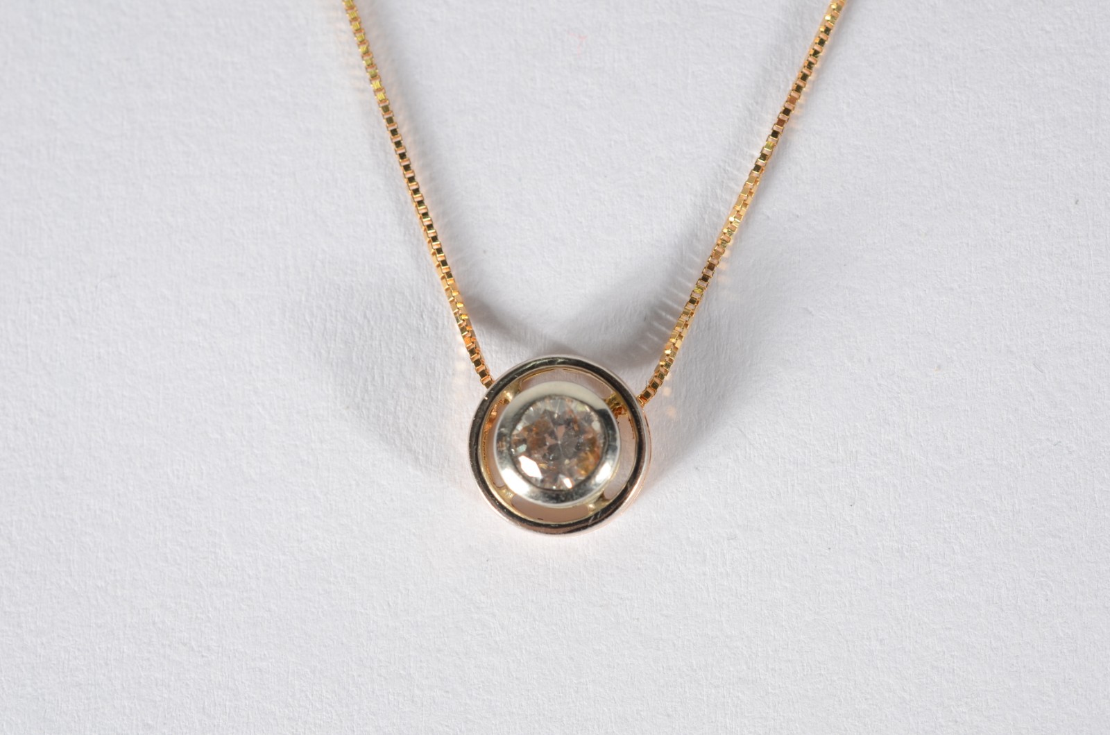 Colar "ponto de luz" de ouro 18 k., contraste 750 mls com brilhante... - foto 1 de 6