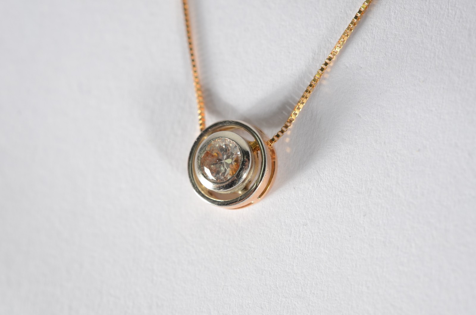 Colar "ponto de luz" de ouro 18 k., contraste 750 mls com brilhante... - foto 5 de 6
