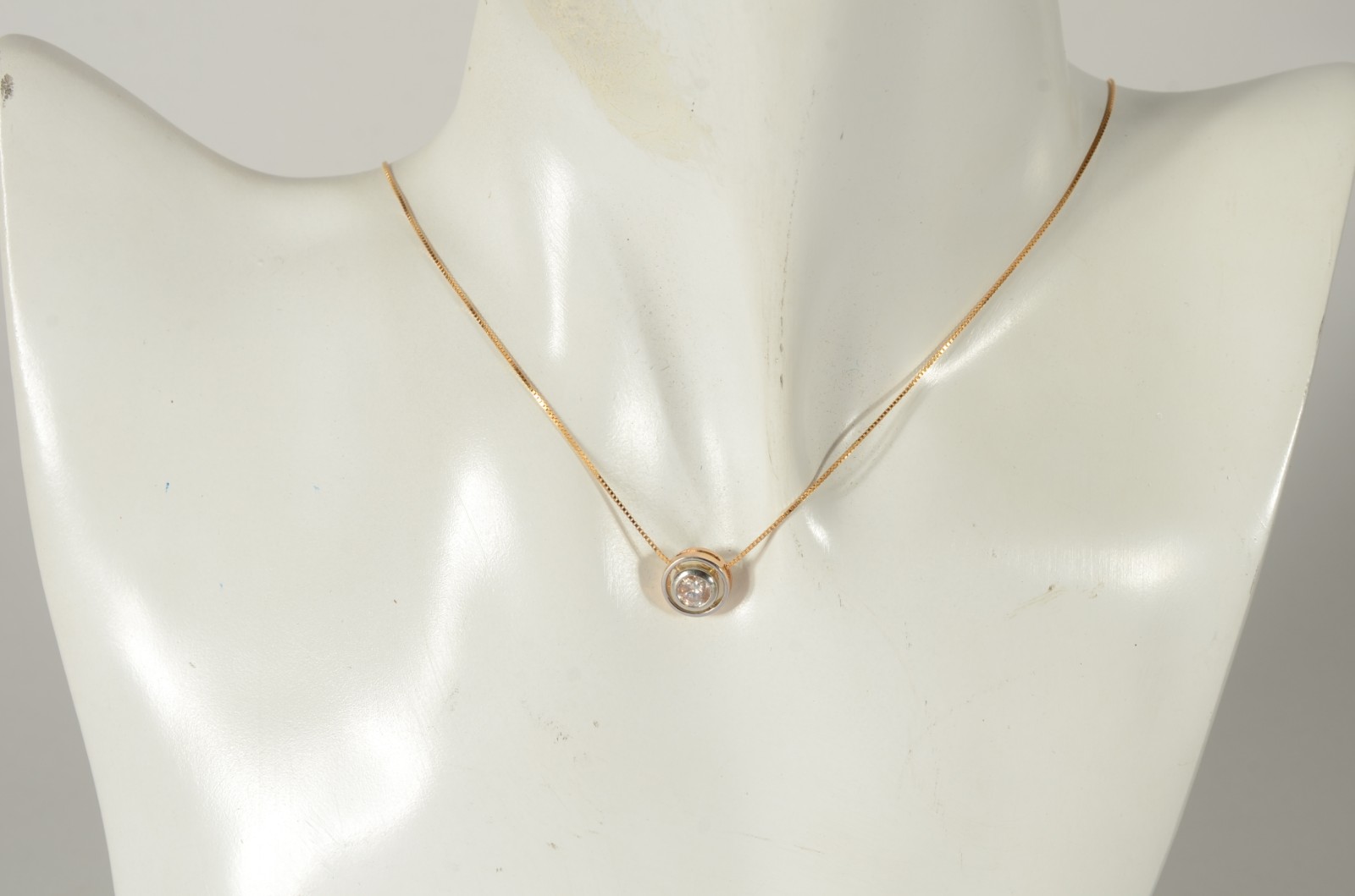 Colar "ponto de luz" de ouro 18 k., contraste 750 mls com brilhante... - foto 6 de 6