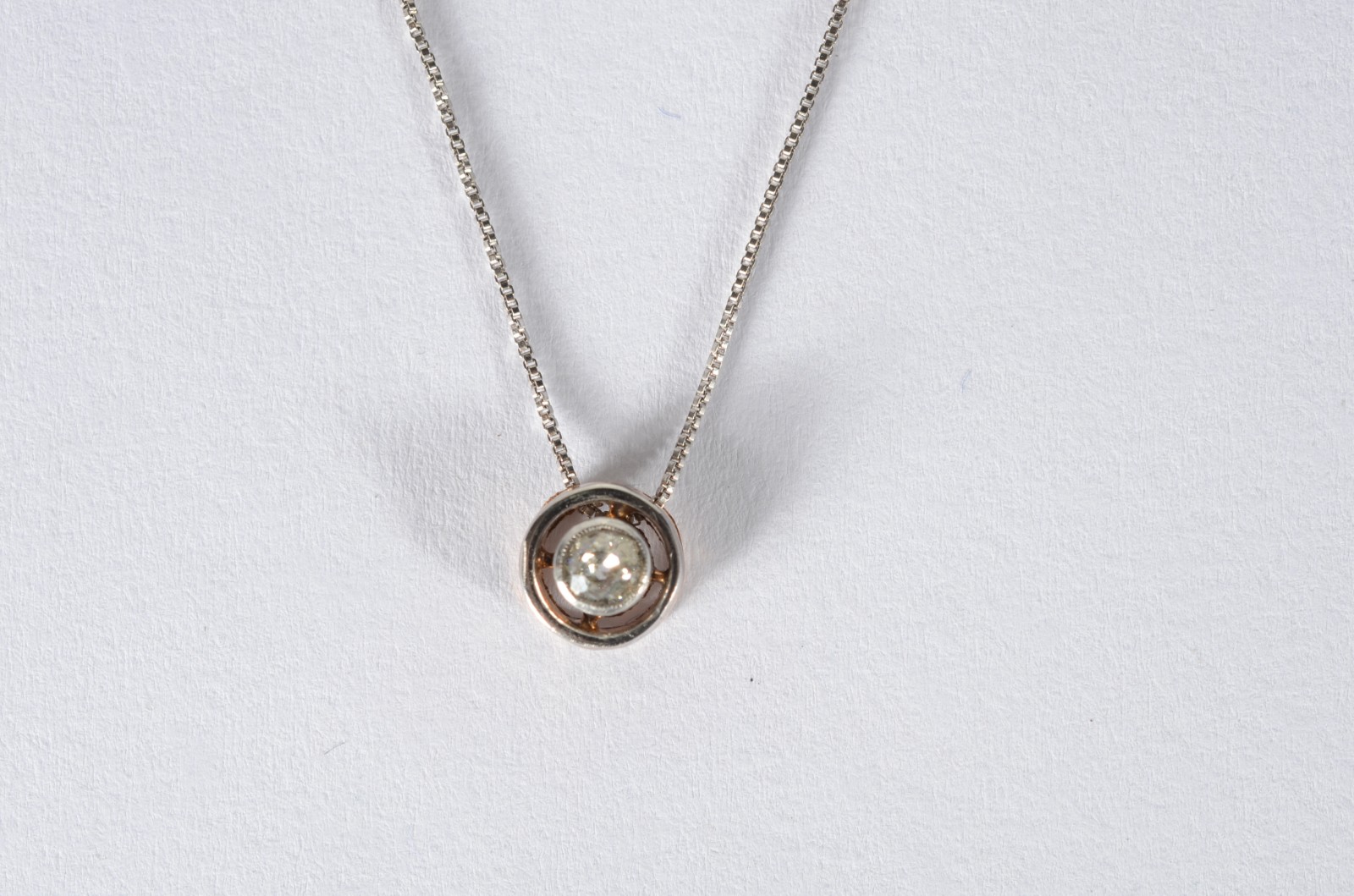 Colar "ponto de luz" de ouro branco e ouro 18 k., contraste 750 mls... - foto 1 de 5