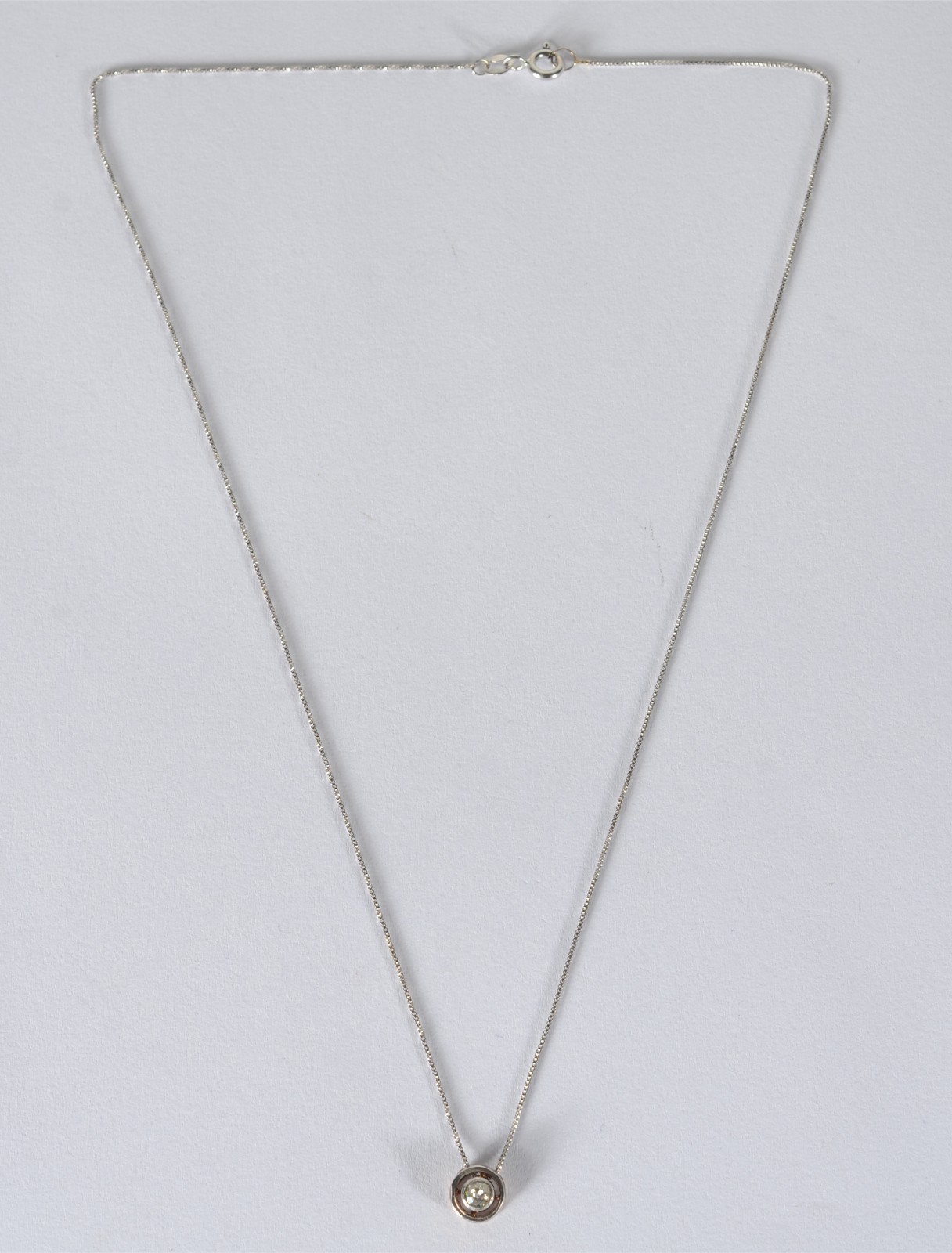 Colar "ponto de luz" de ouro branco e ouro 18 k., contraste 750 mls... - foto 2 de 5