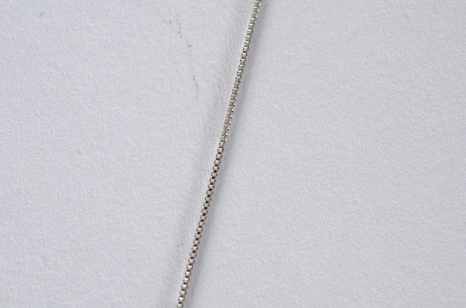 Colar "ponto de luz" de ouro branco e ouro 18 k., contraste 750 mls... - foto 3 de 5
