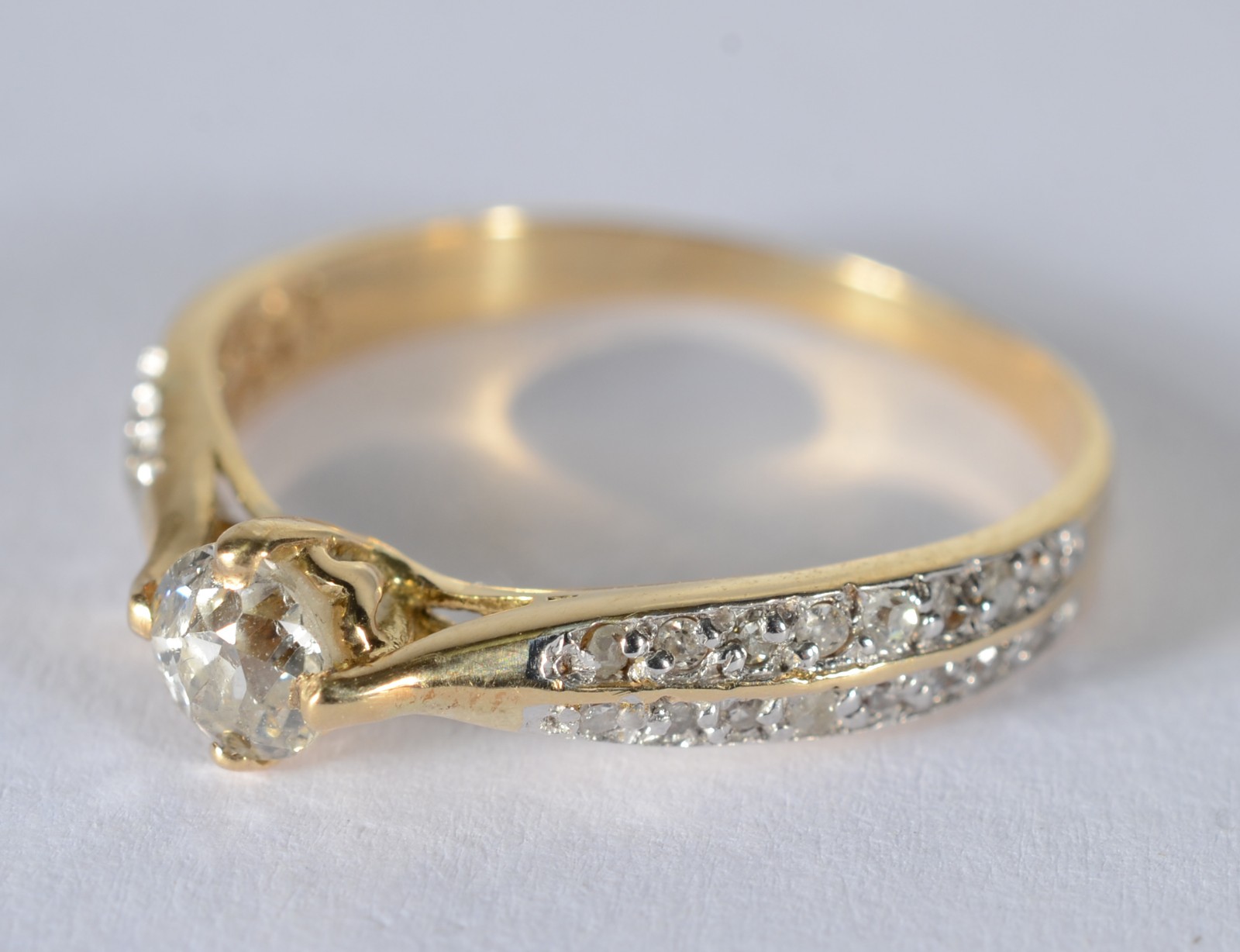 Anel de ouro 18 k., contraste 750 mls com brilhante de 0,35 cts e 38... - foto 1 de 7