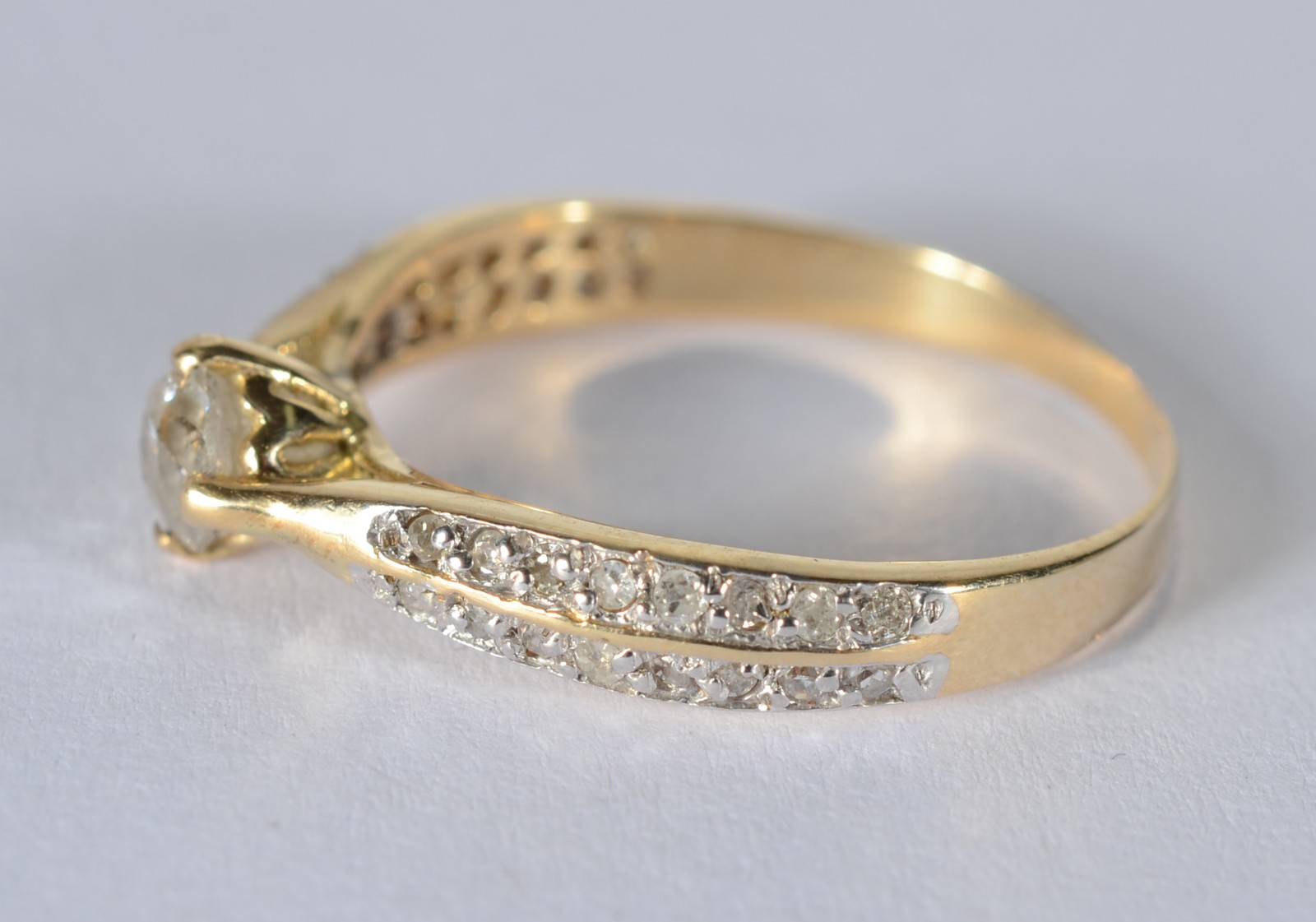 Anel de ouro 18 k., contraste 750 mls com brilhante de 0,35 cts e 38... - foto 2 de 7