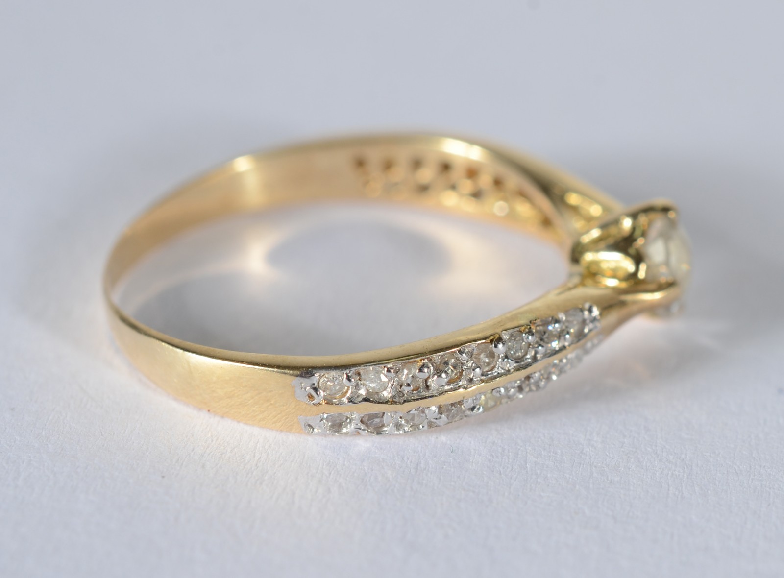 Anel de ouro 18 k., contraste 750 mls com brilhante de 0,35 cts e 38... - foto 3 de 7