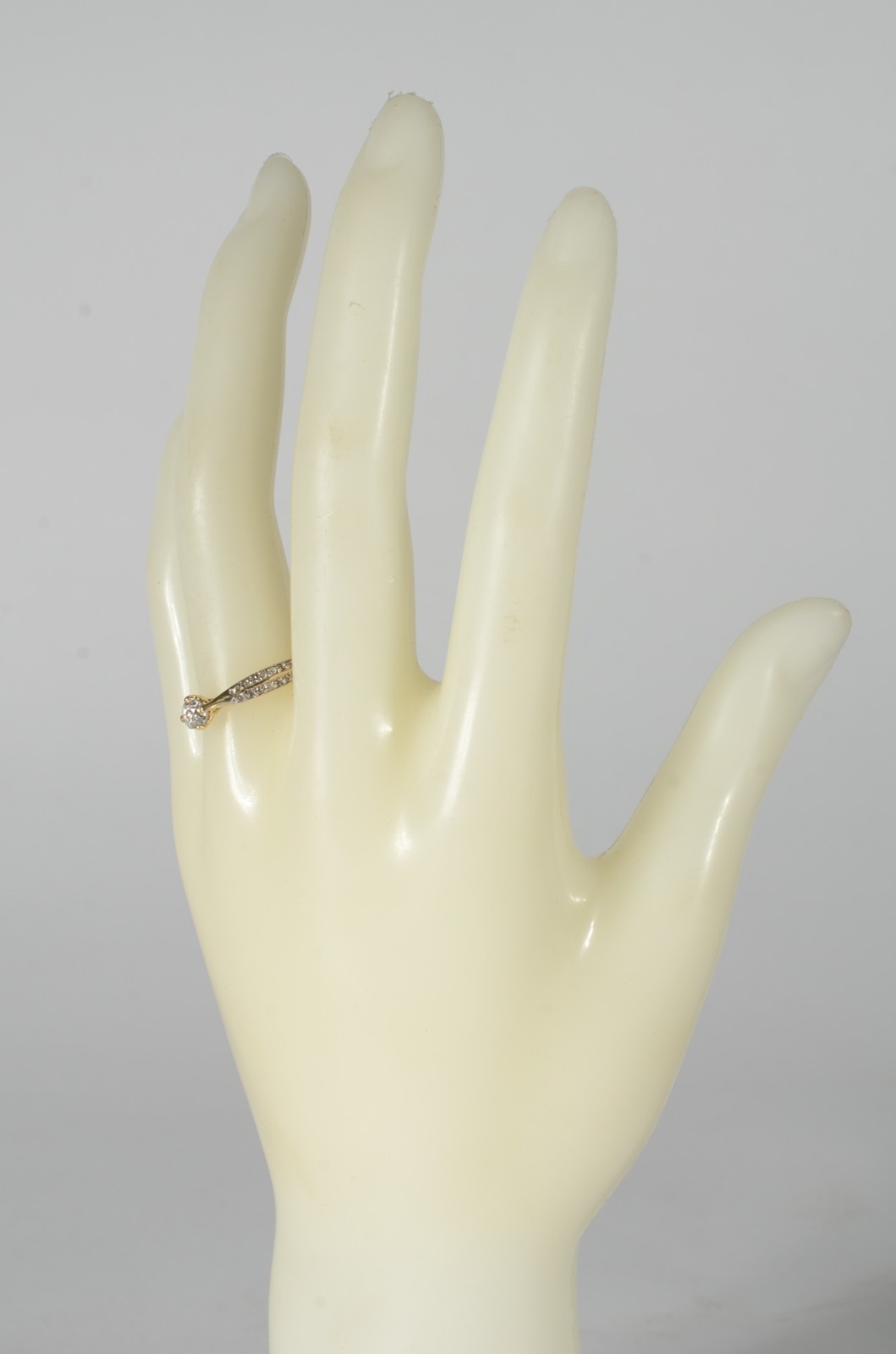 Anel de ouro 18 k., contraste 750 mls com brilhante de 0,35 cts e 38... - foto 7 de 7