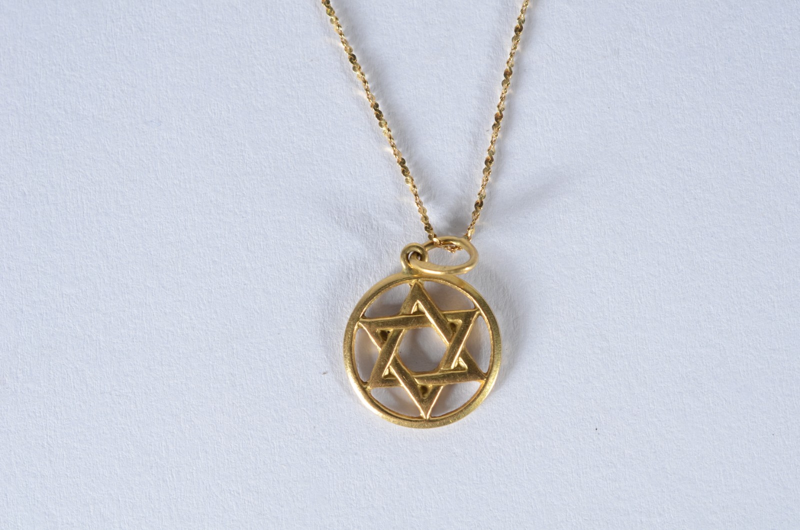 Colar com pendente feitio estrela de ouro 18 k., contraste 750 mls... - foto 1 de 5