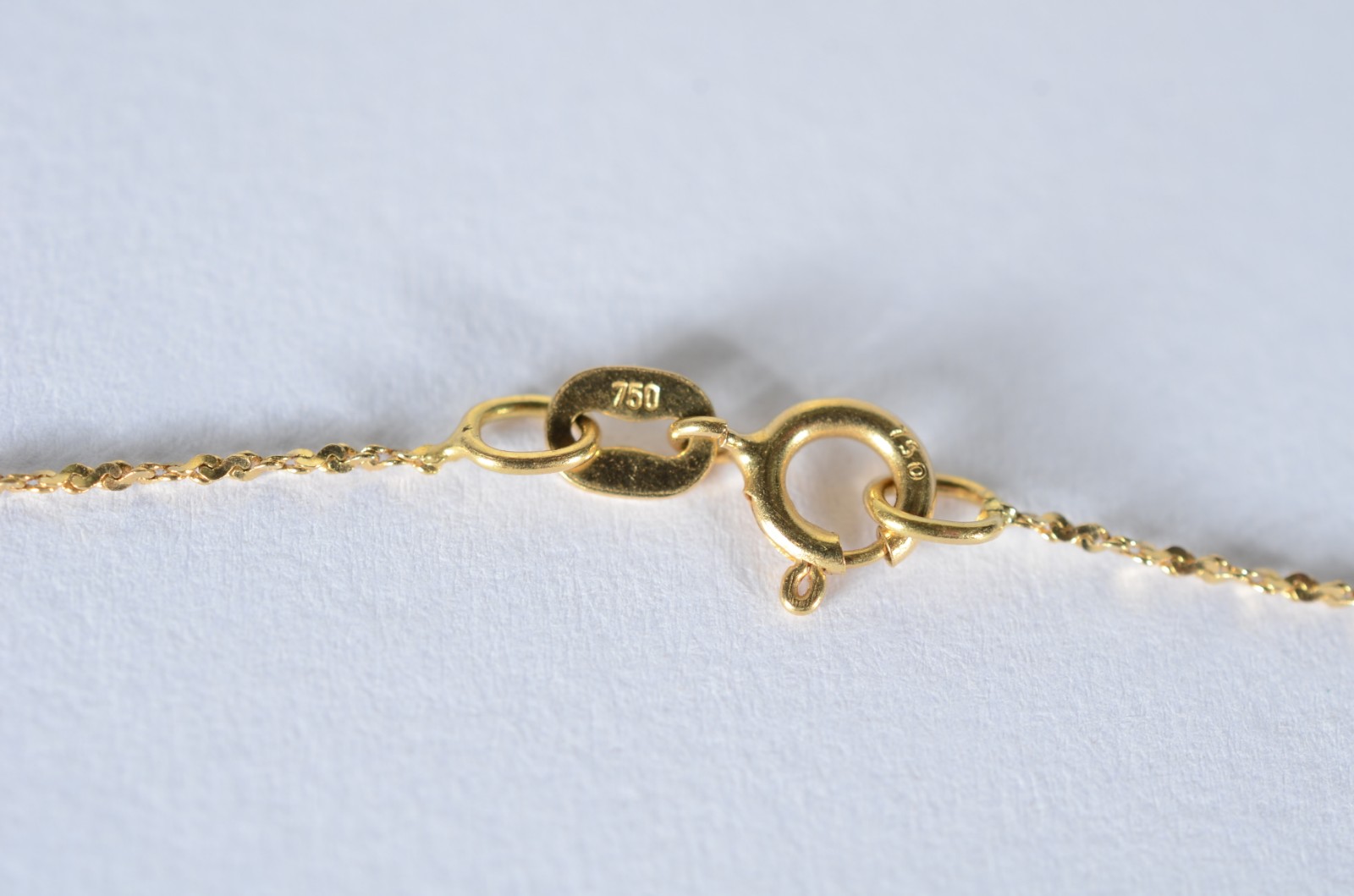 Colar com pendente feitio estrela de ouro 18 k., contraste 750 mls... - foto 4 de 5