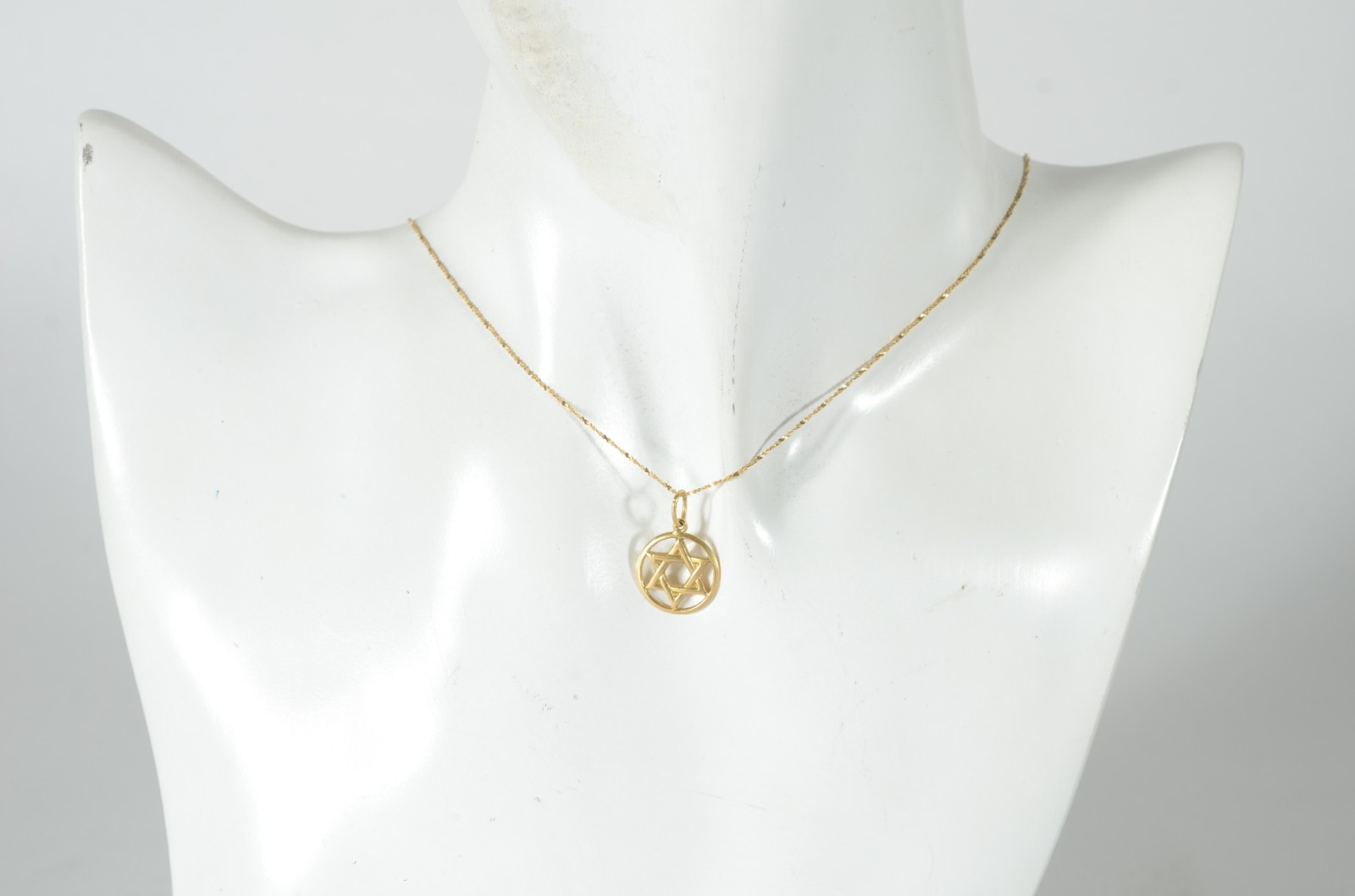 Colar com pendente feitio estrela de ouro 18 k., contraste 750 mls... - foto 5 de 5
