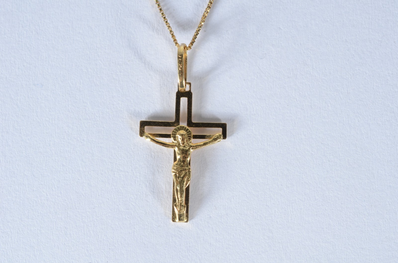 Colar com pendente na forma de cruz de ouro 18 k., contraste 750 mls... - foto 1 de 6