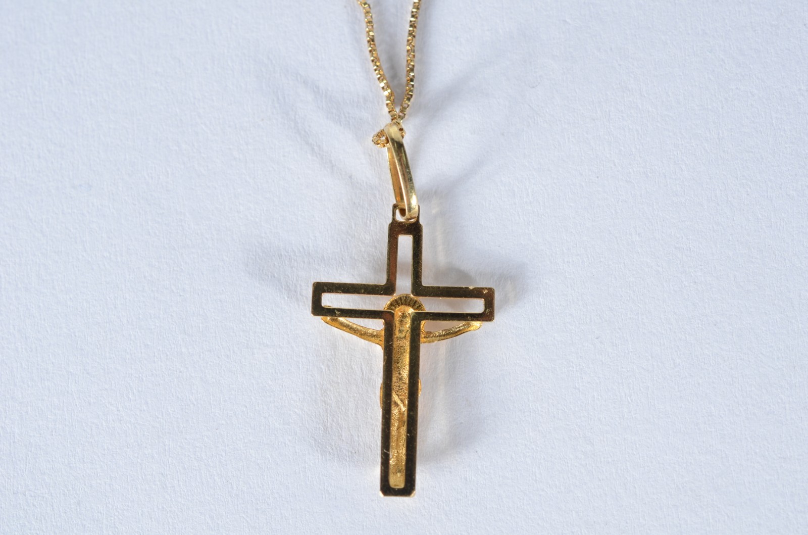 Colar com pendente na forma de cruz de ouro 18 k., contraste 750 mls... - foto 5 de 6
