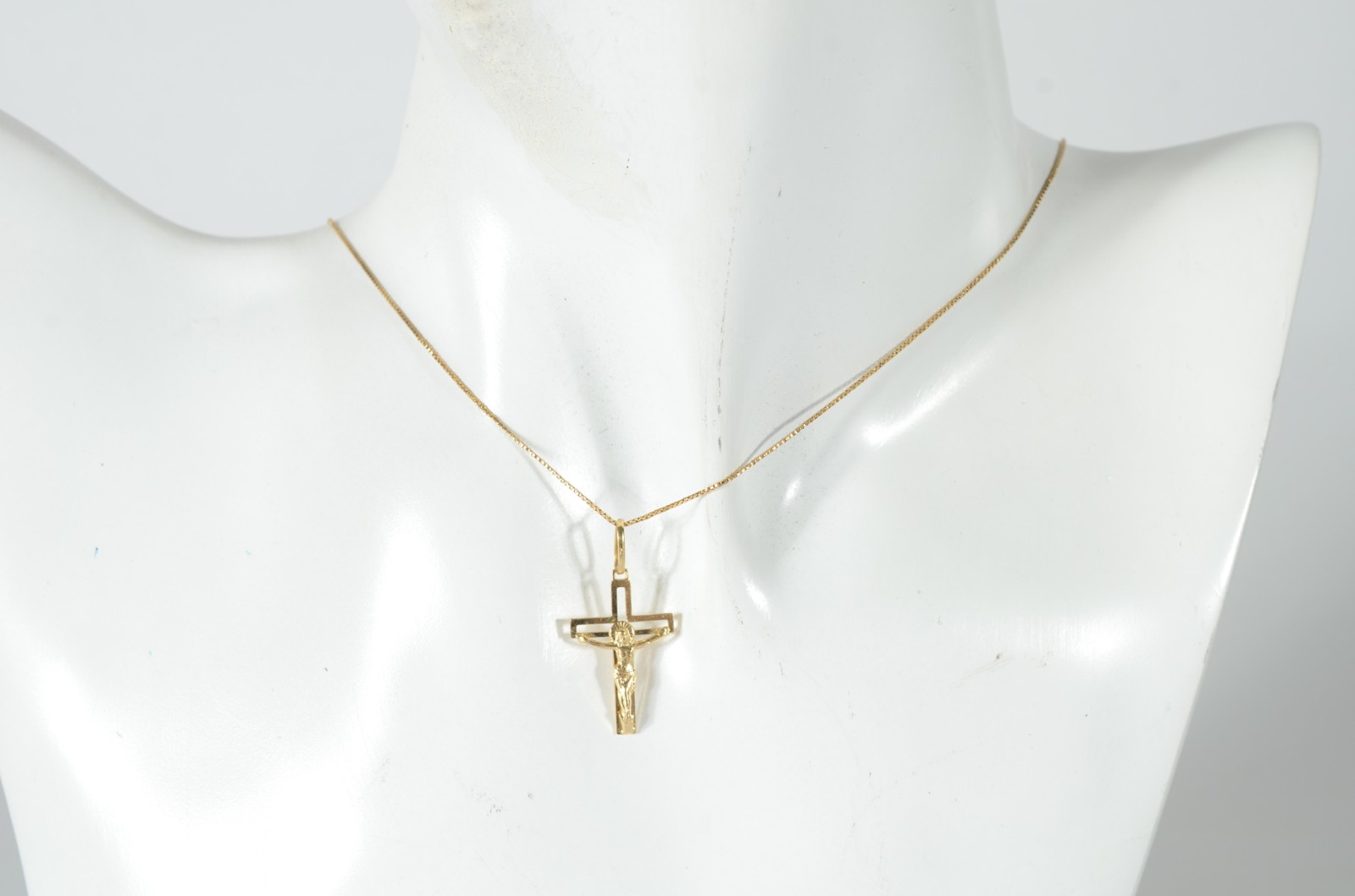 Colar com pendente na forma de cruz de ouro 18 k., contraste 750 mls... - foto 6 de 6