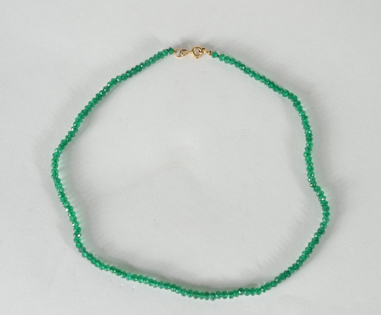 Colar de ônix verde com fecho de ouro 18 k. (Por motivos de segurança... - foto 1 de 5