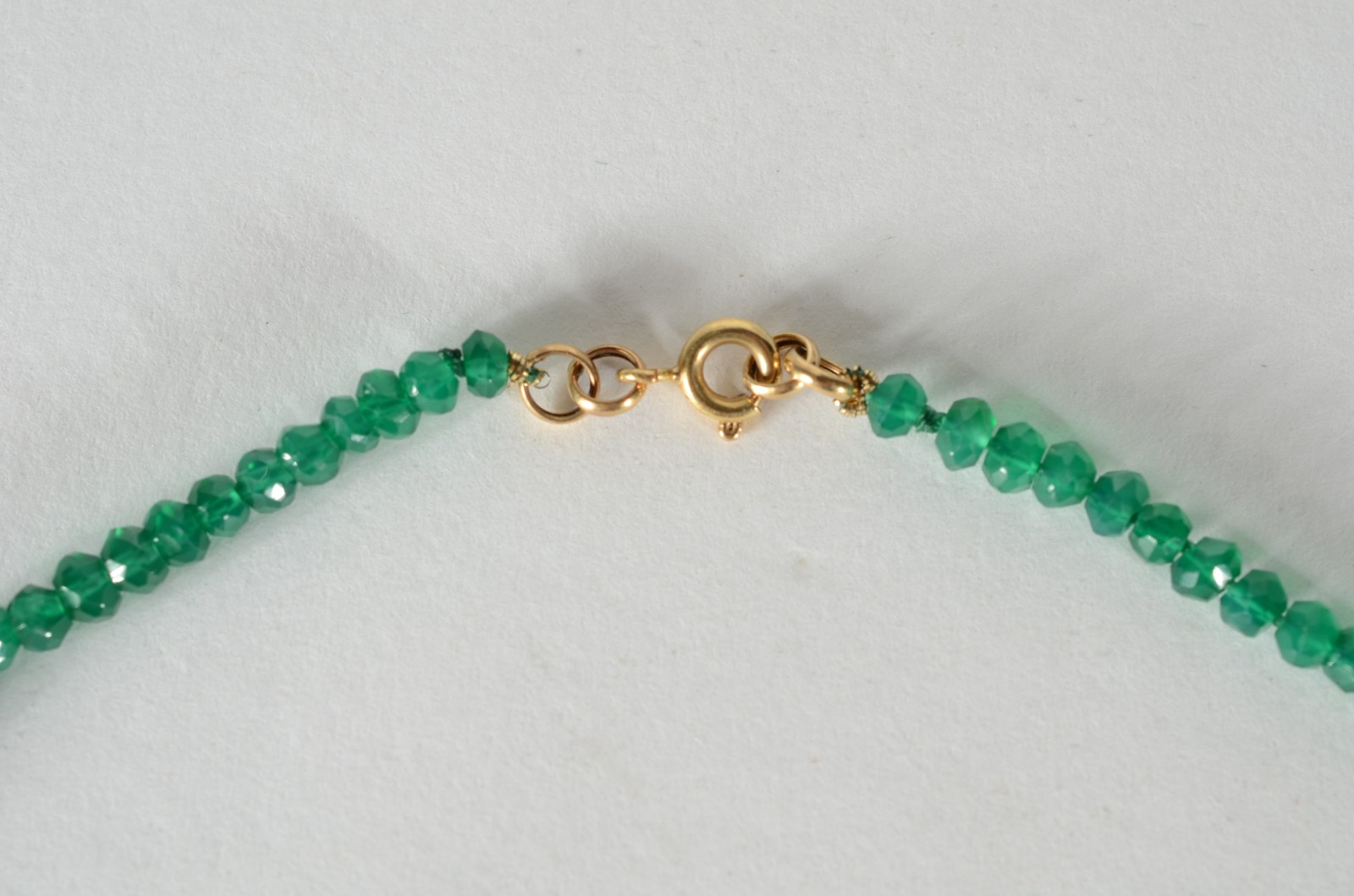 Colar de ônix verde com fecho de ouro 18 k. (Por motivos de segurança... - foto 2 de 5
