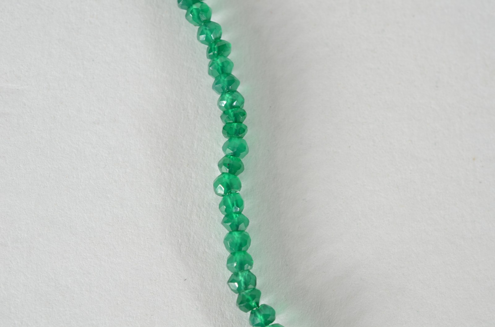 Colar de ônix verde com fecho de ouro 18 k. (Por motivos de segurança... - foto 3 de 5