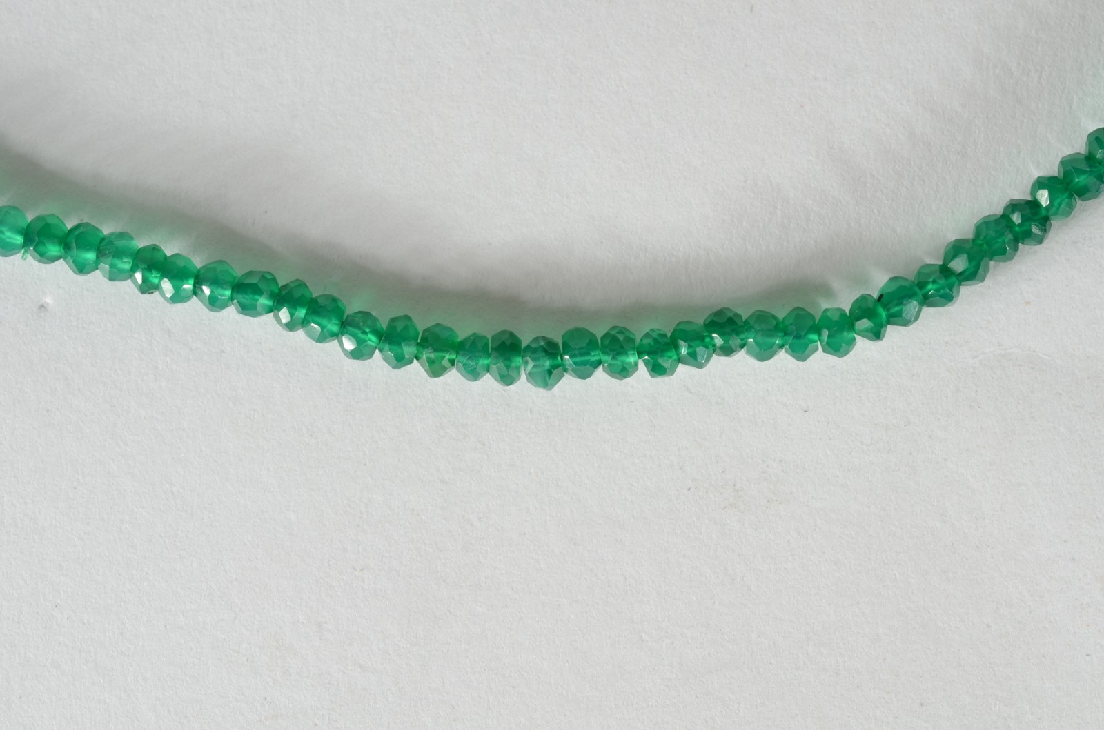 Colar de ônix verde com fecho de ouro 18 k. (Por motivos de segurança... - foto 4 de 5