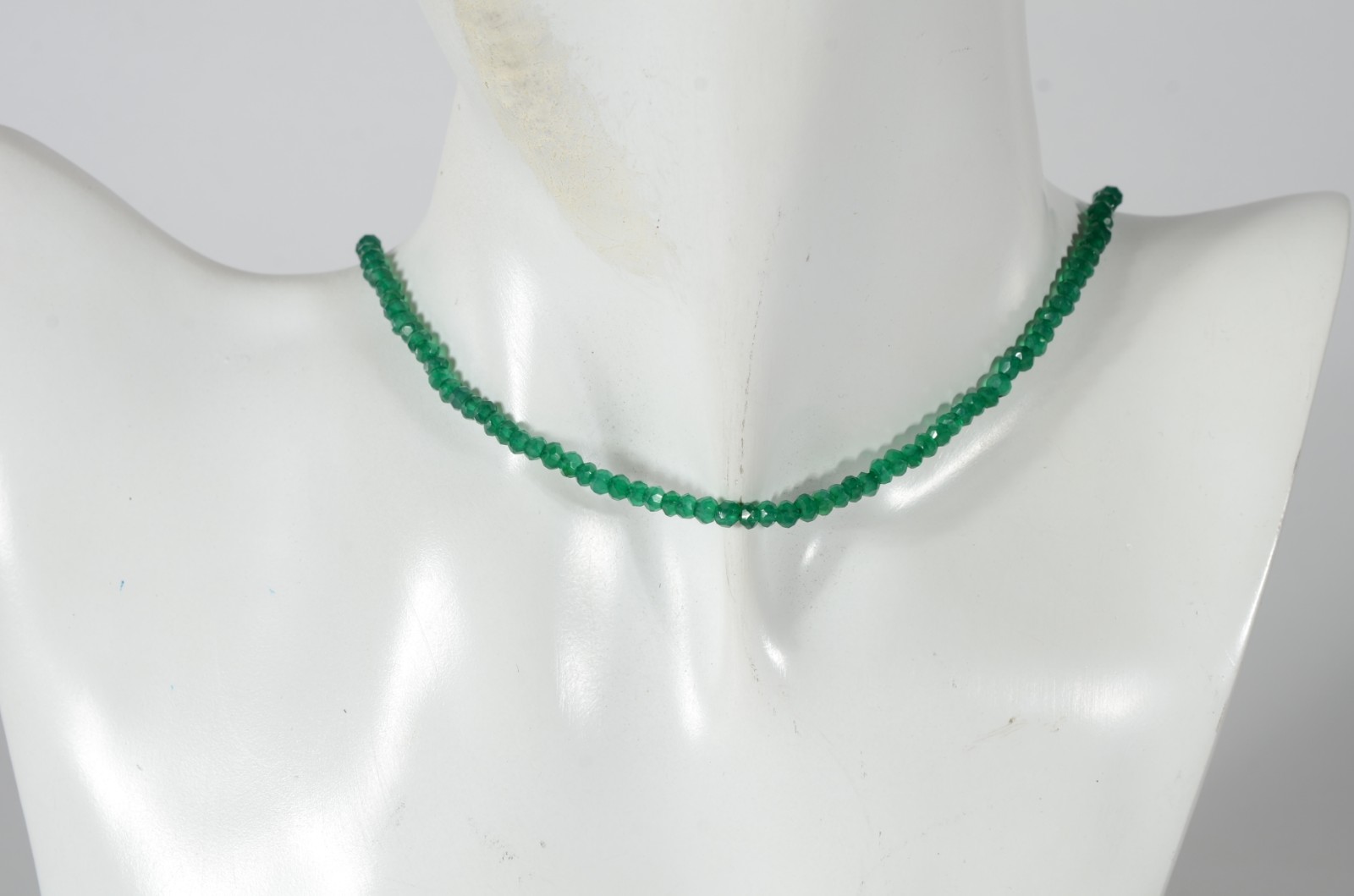 Colar de ônix verde com fecho de ouro 18 k. (Por motivos de segurança... - foto 5 de 5