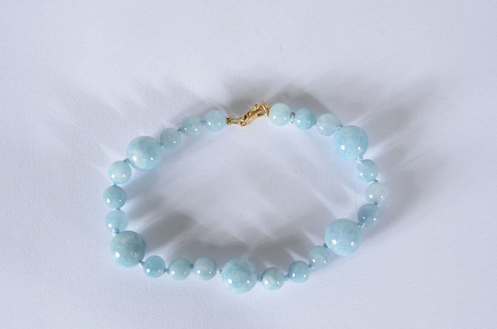 Pulseira com águas marinhas, fecho mosquetão de ouro 18 k. (Por... - foto 1 de 4
