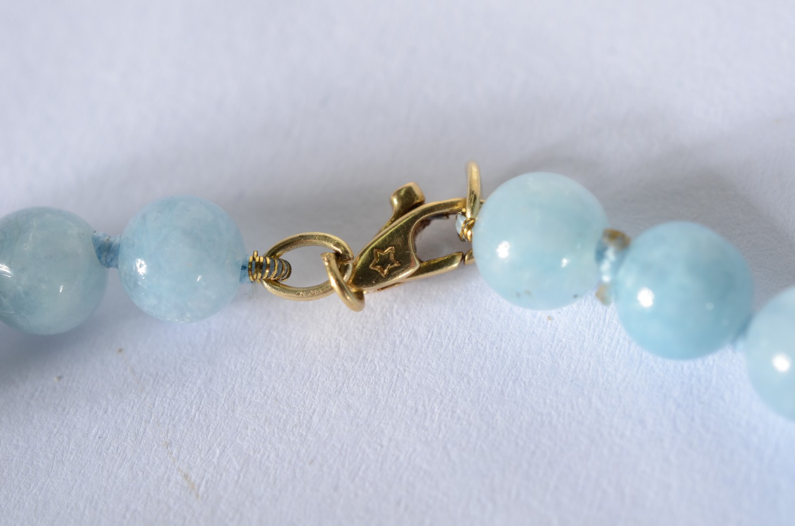 Pulseira com águas marinhas, fecho mosquetão de ouro 18 k. (Por... - foto 4 de 4