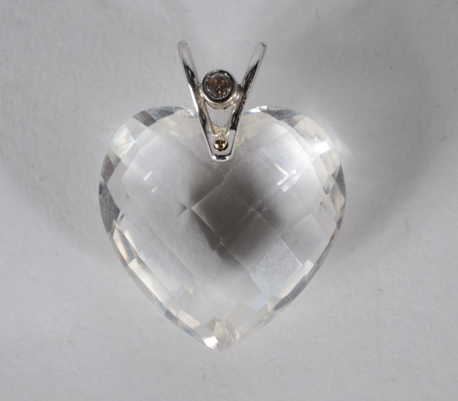 Pendente feitio coração de cristal com detalhes em ouro branco e um... - foto 1 de 5