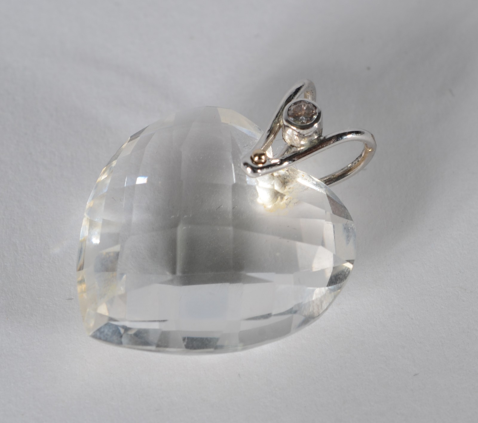 Pendente feitio coração de cristal com detalhes em ouro branco e um... - foto 2 de 5
