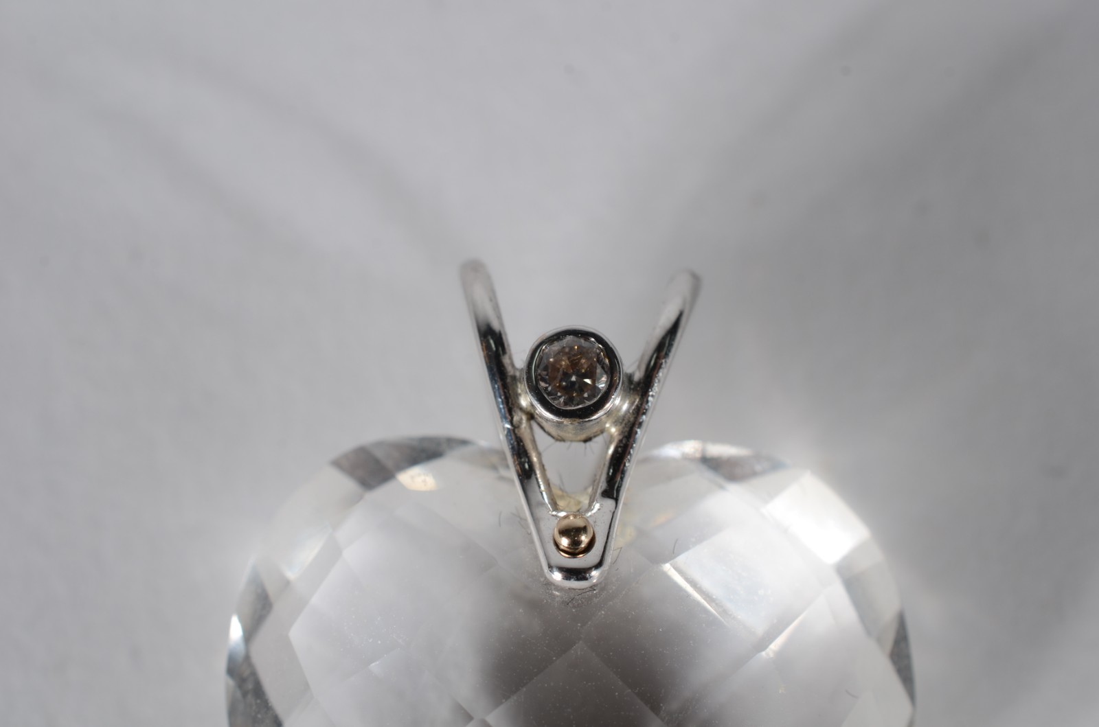 Pendente feitio coração de cristal com detalhes em ouro branco e um... - foto 3 de 5