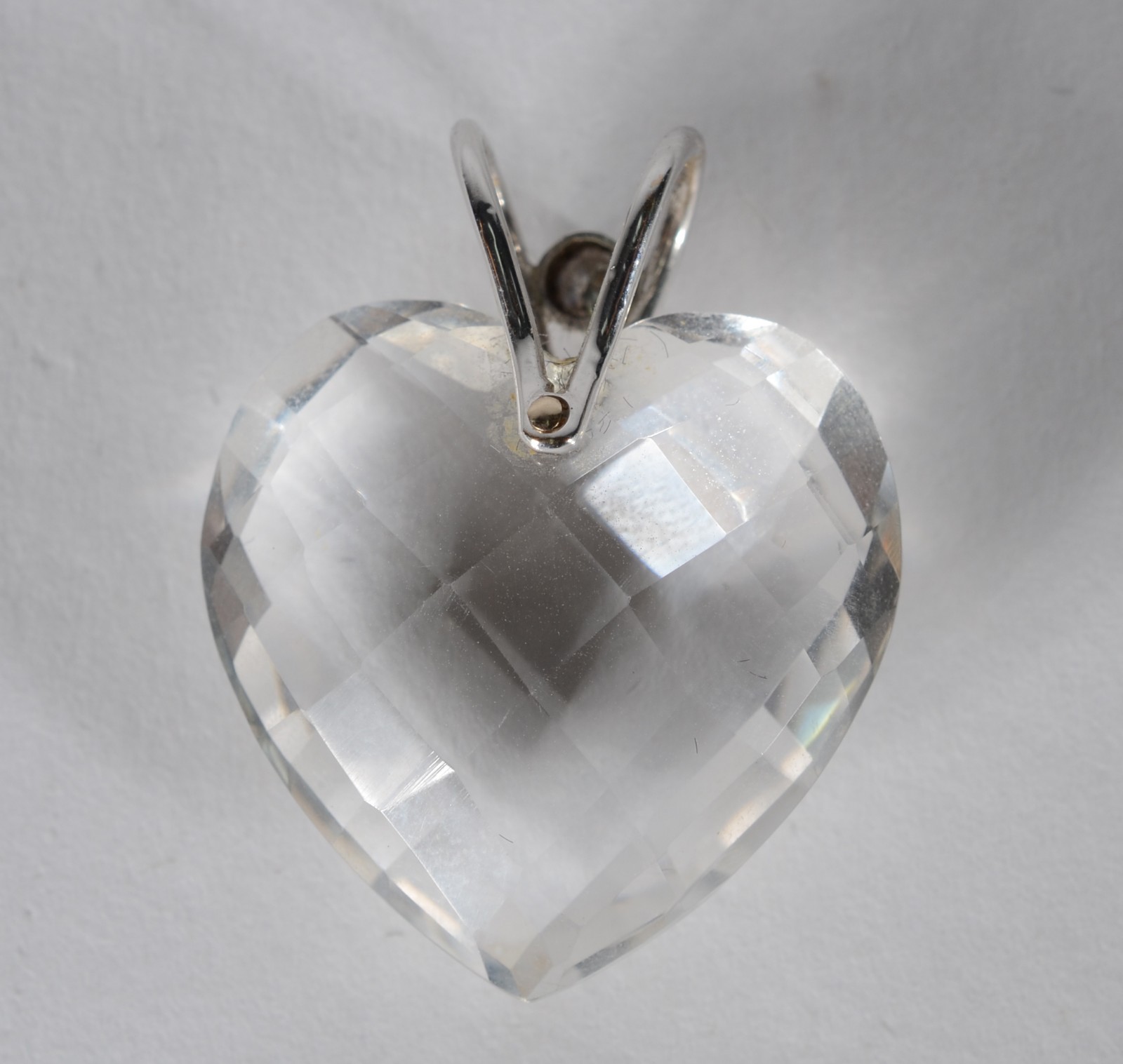 Pendente feitio coração de cristal com detalhes em ouro branco e um... - foto 4 de 5