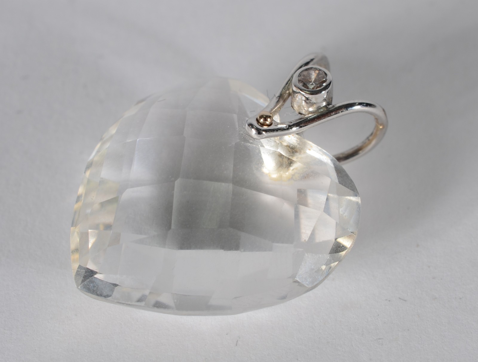 Pendente feitio coração de cristal com detalhes em ouro branco e um... - foto 5 de 5