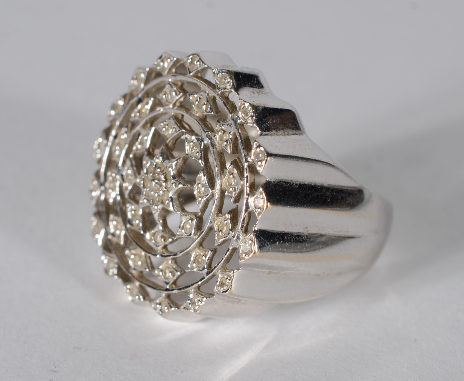 Anel feitio chuveiro de ouro branco com mini brilhantes, aro 16. (Por... - foto 2 de 7