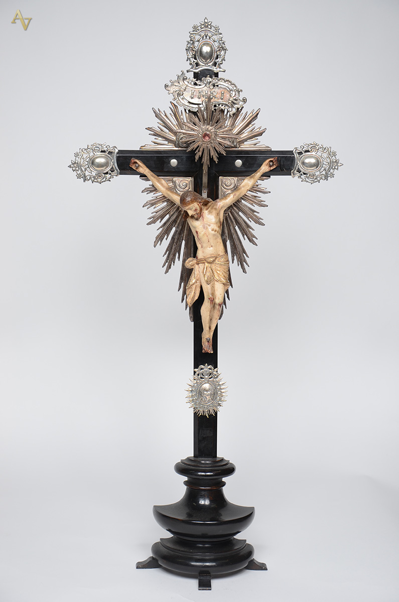 Excepcional Crucifixo com figura de Cristo ricamente entalhada e... - foto 1 de 2