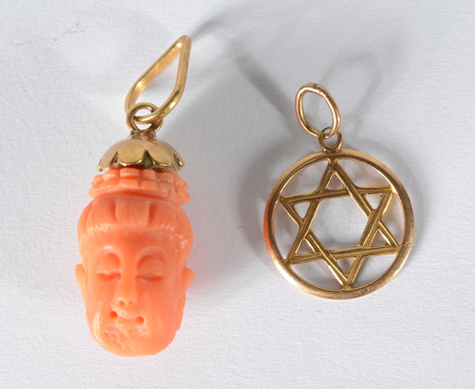 Dois pendentes, sendo: Estrela de Davi e outro com coral na forma de... - foto 1 de 2
