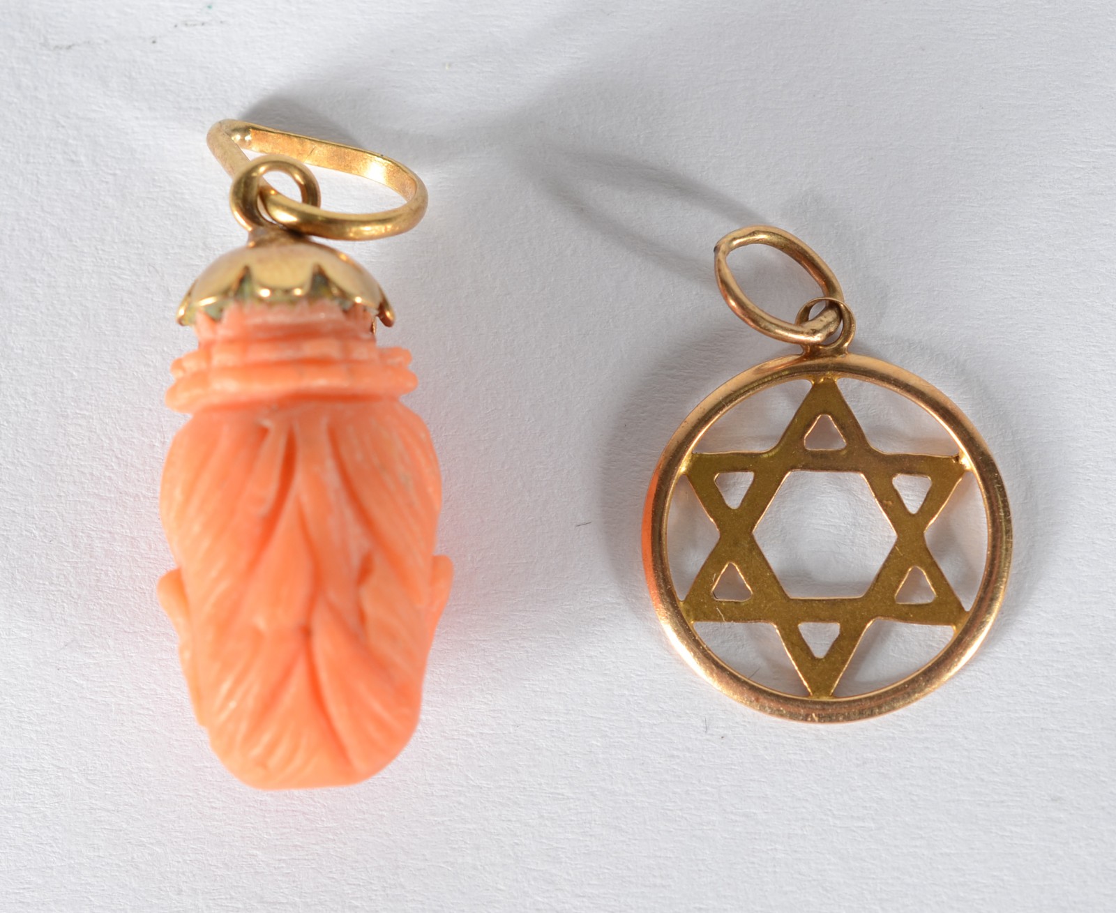 Dois pendentes, sendo: Estrela de Davi e outro com coral na forma de... - foto 2 de 2